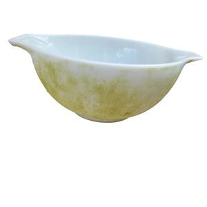 Pyrex Vintage 1960’s Cinderella 1 1/2 Quart Faded Yellow Mixing Bowl Made In USA